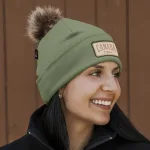 Tuque unisexe en coton bio avec pompon fabriquée au Québec_Vert armée