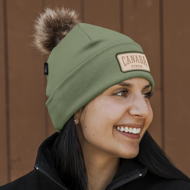 Tuque unisexe en coton bio avec pompon fabriquée au Québec_Vert armée