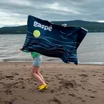 Serviette de plage en microfibre fabriquée au Québec - Destination Gaspé
