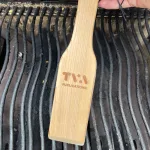 Grattoir à BBQ en bois de cèdre fait au Canada