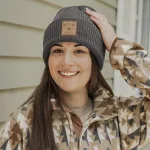 Tuque côtelée en polyester recyclé conçue et décorée au Québec_Charcoal