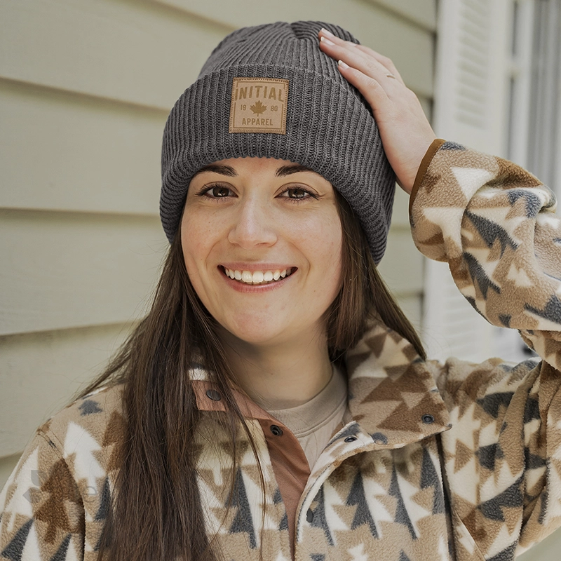 Tuque côtelée en polyester recyclé conçue et décorée au Québec_Charcoal