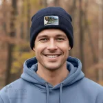 Tuque 100 % acrylique ou 50% polyester recyclé / 50 % acrylique conçue et décorée au Québec_Marine