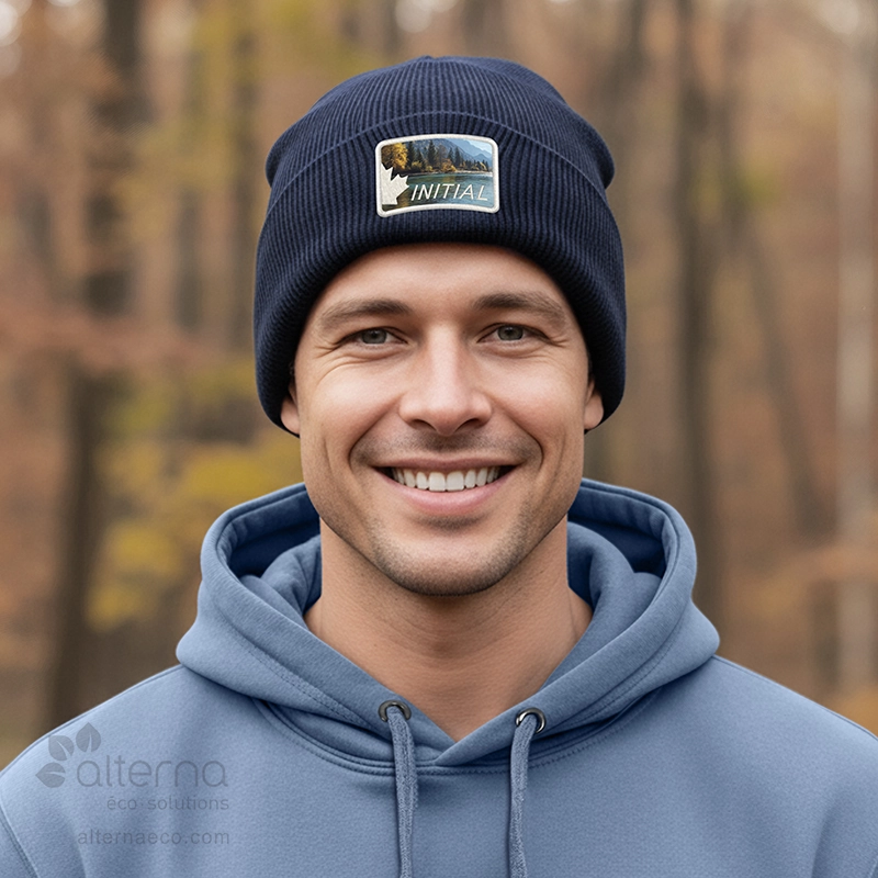 Tuque 100 % acrylique ou 50% polyester recyclé / 50 % acrylique conçue et décorée au Québec_Marine