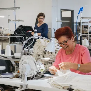 Couture des vêtements Ethica fabriqués au Québec